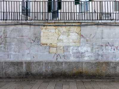 ...e, pi� in basso, un cortiletto cinto da un muro sul quale notiamo un antico arco, oggi murato